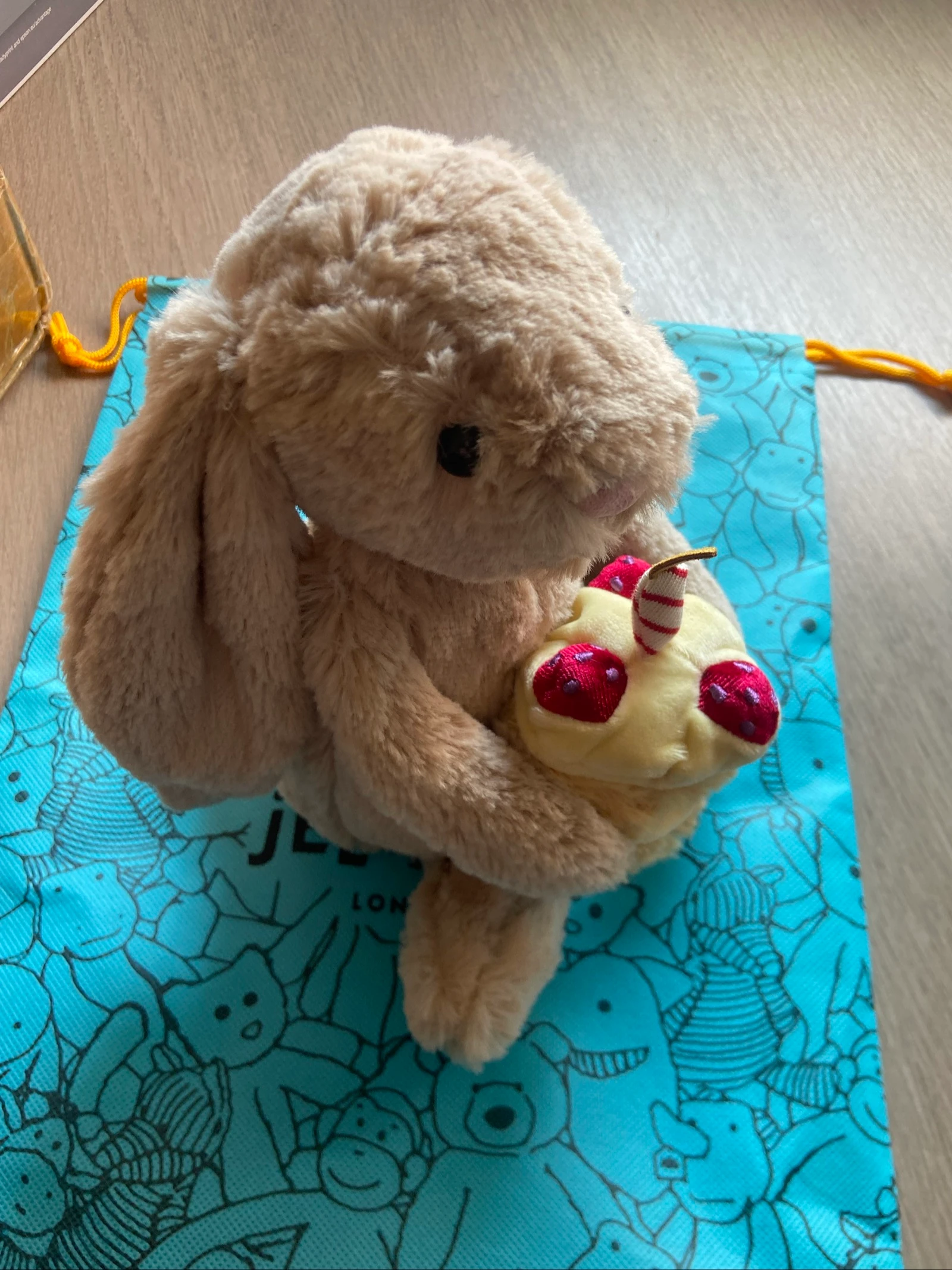 Jellycat lapin avec gâteau d’anniversaire neuf 